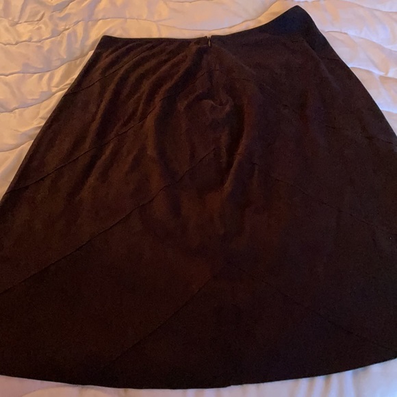 A lightweight 100% polyester feels like soft suede - Picture 4 of 5